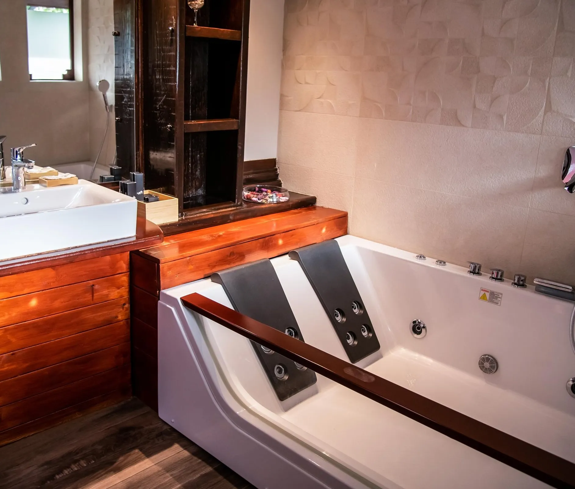 Apartman 2, Deluxe dvokrevetna soba sa đakuzijem