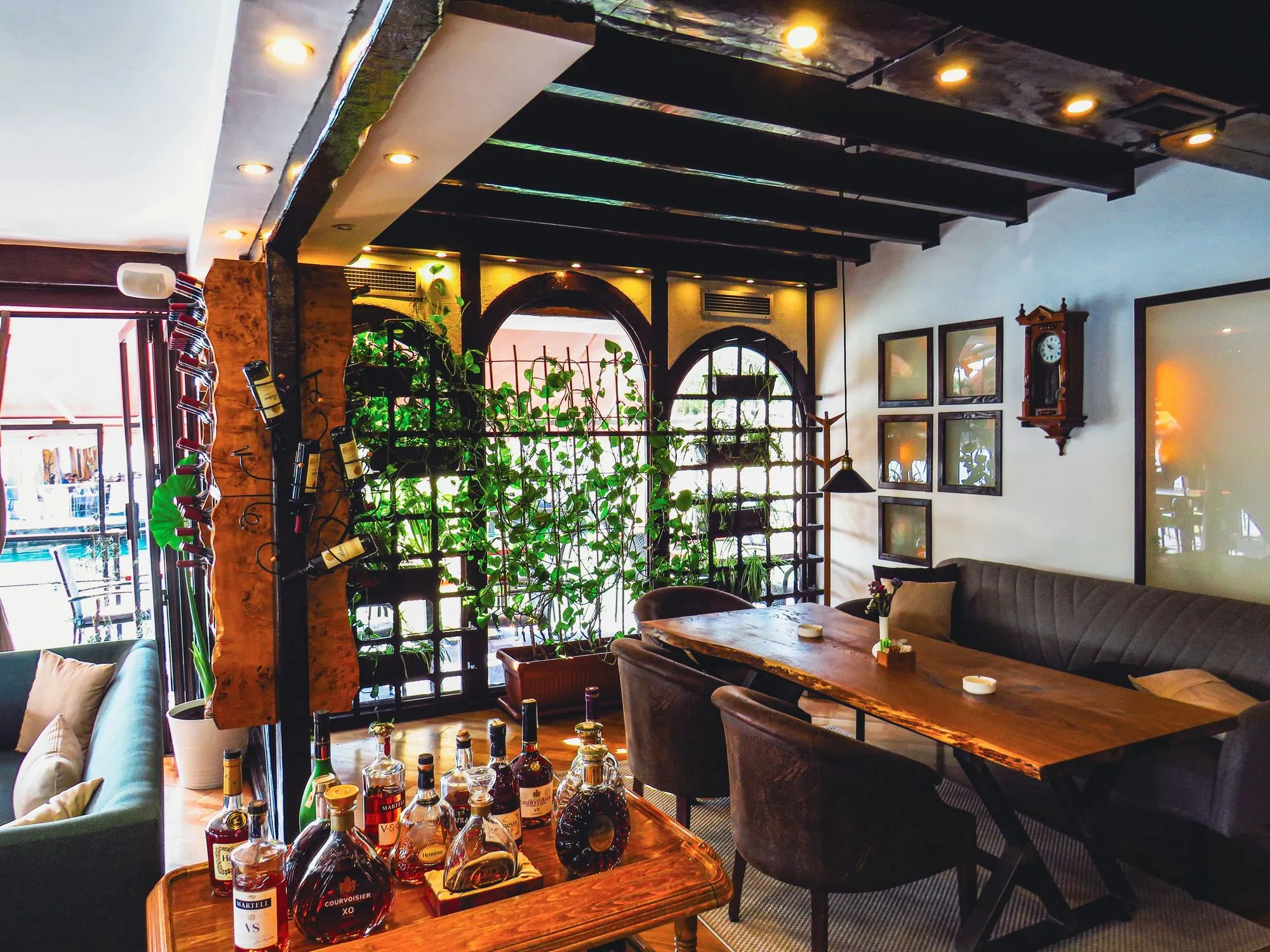 Sala restorana uz prozore na reku