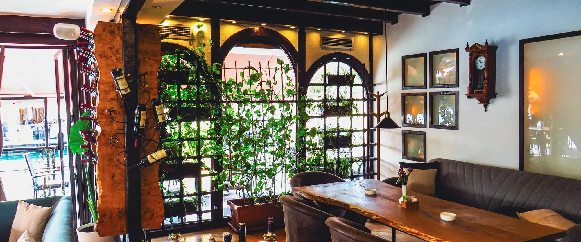 Sala restorana Bahus sa prozorima na reku