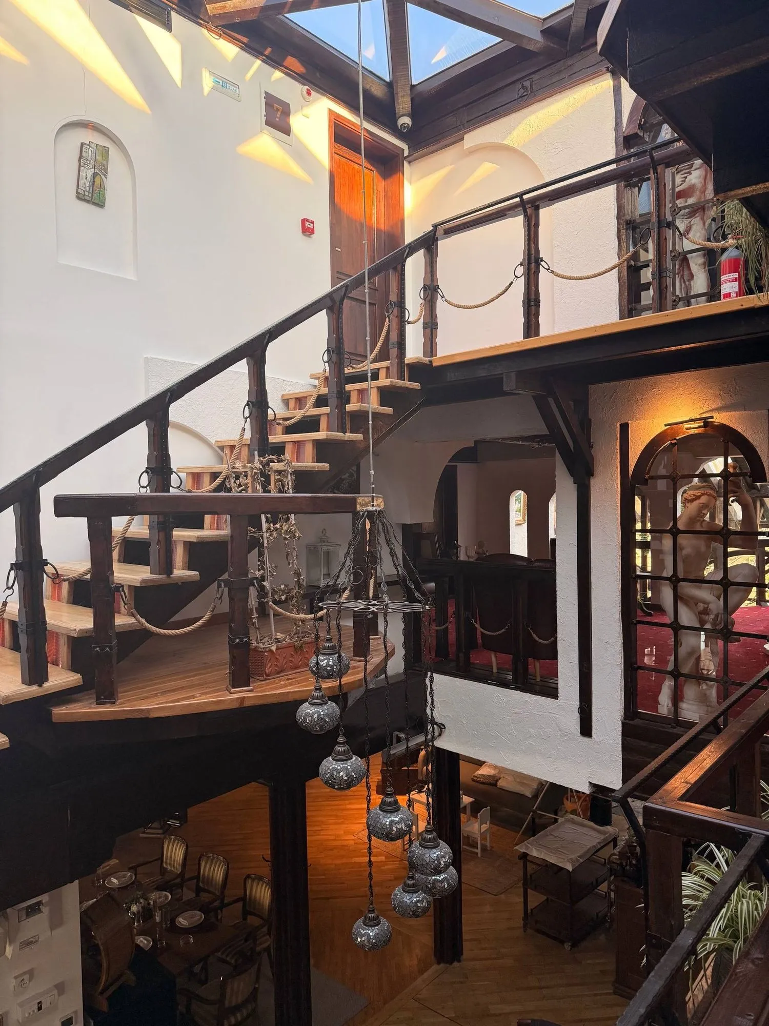 Galerija na spratu restorana