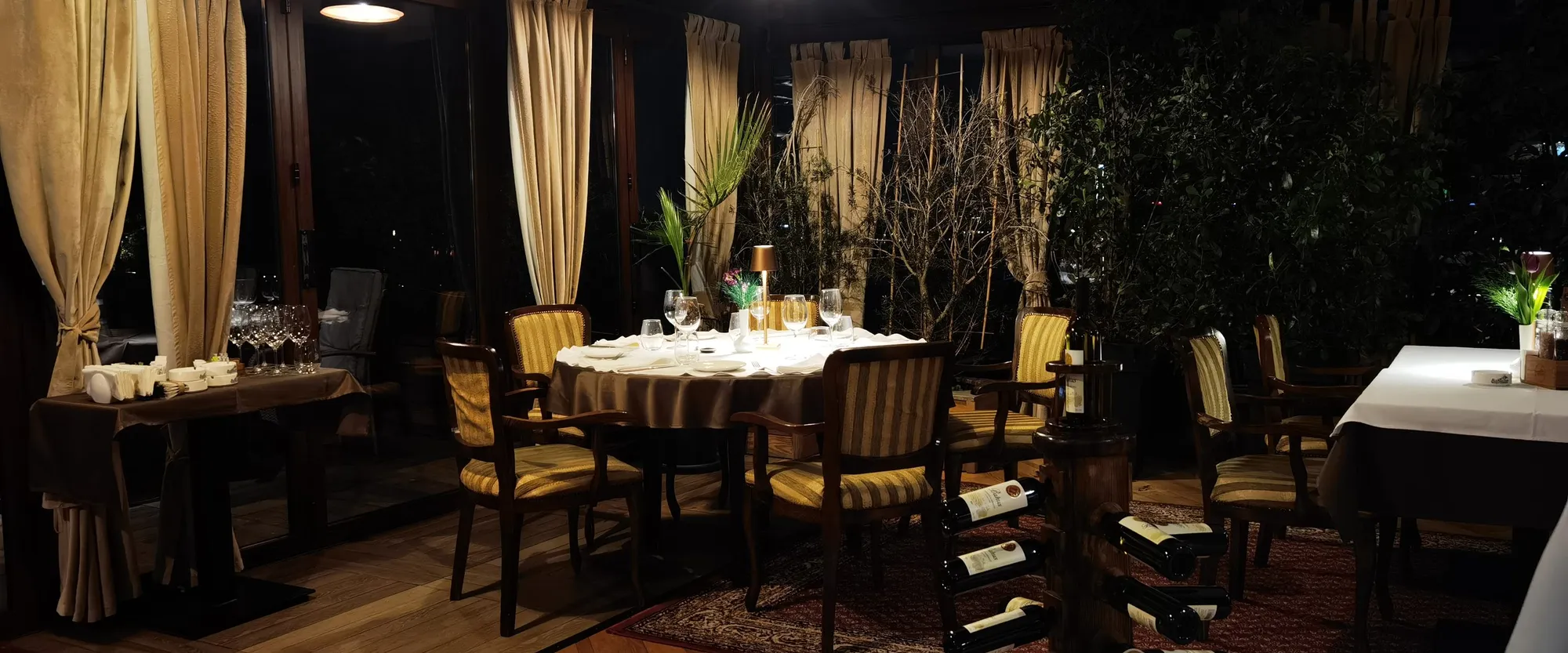 Postavljeni stolovi u sali restorana Bahus