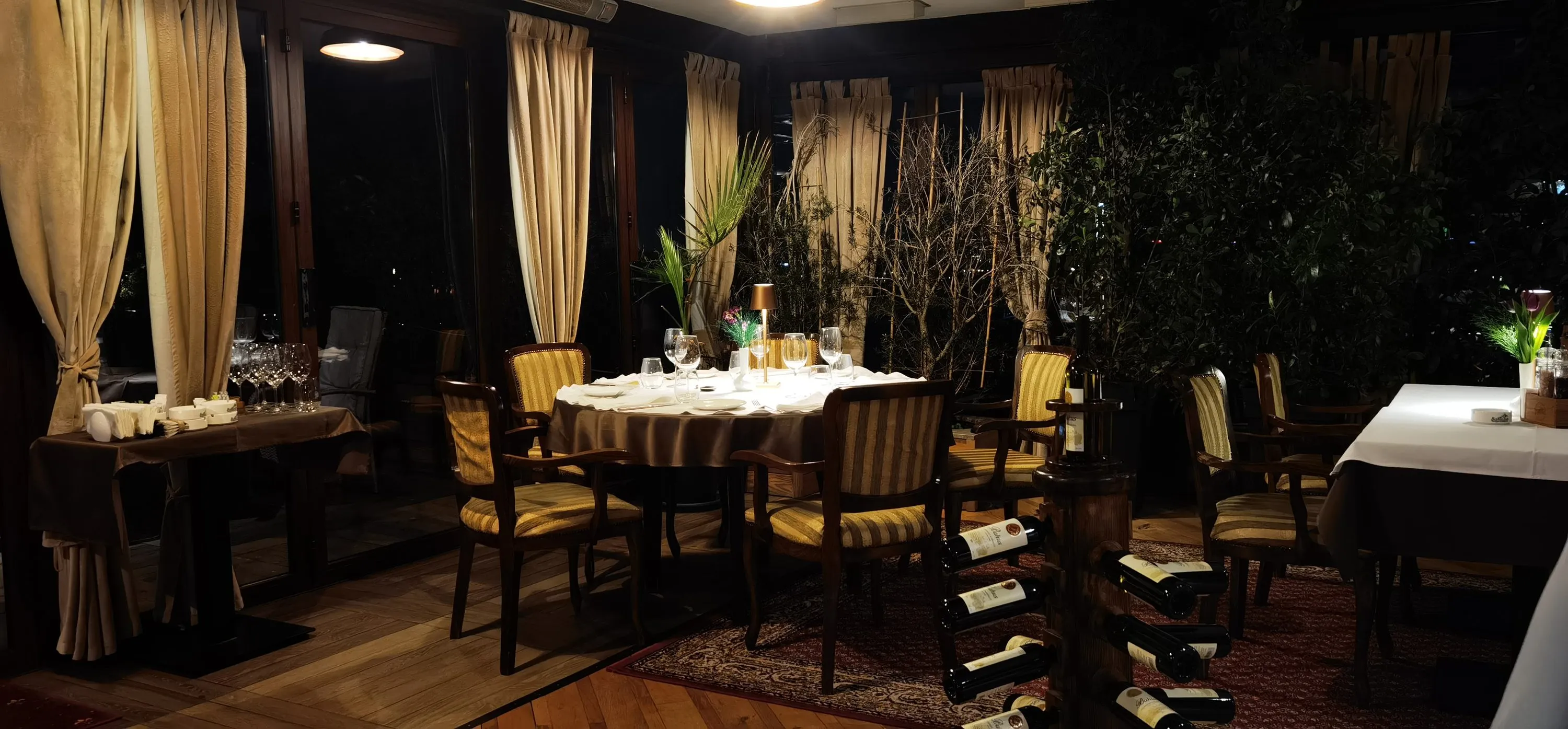 Okrugli sto u sali restorana