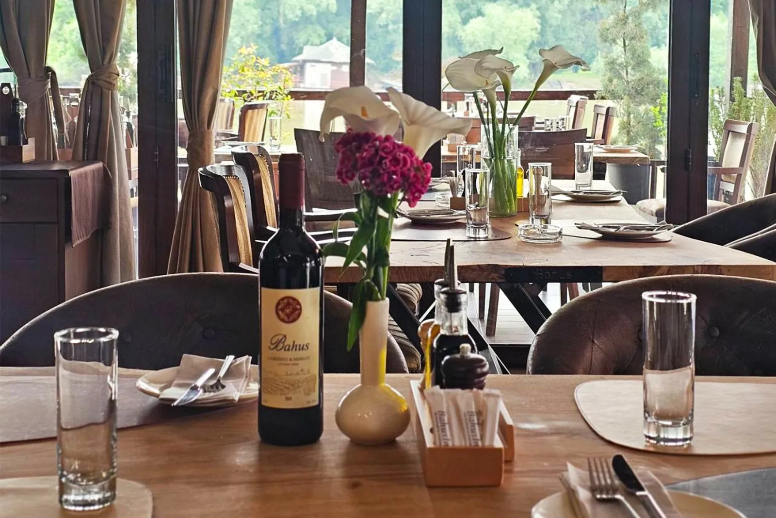 Sala restorana sa vinom na stolu
