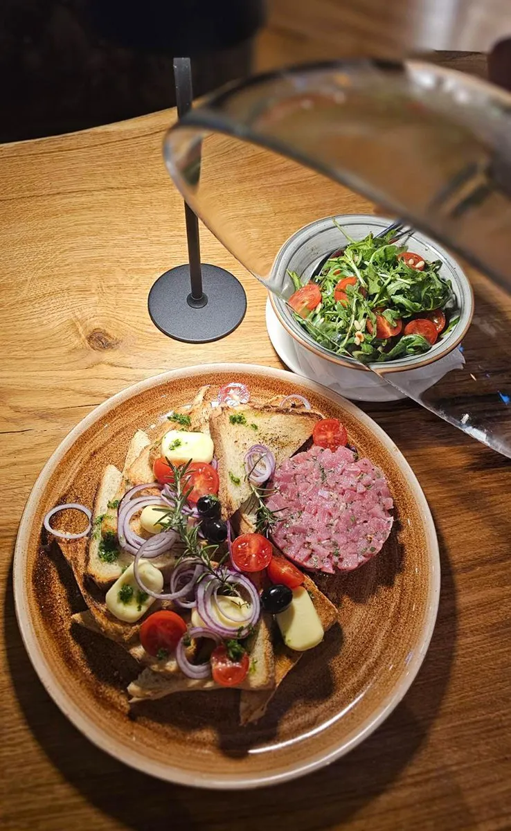 Salata i meso na terasi