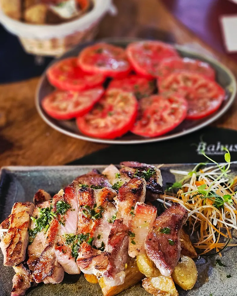 Predjelo i meso na tanjirima Bahus restorana
