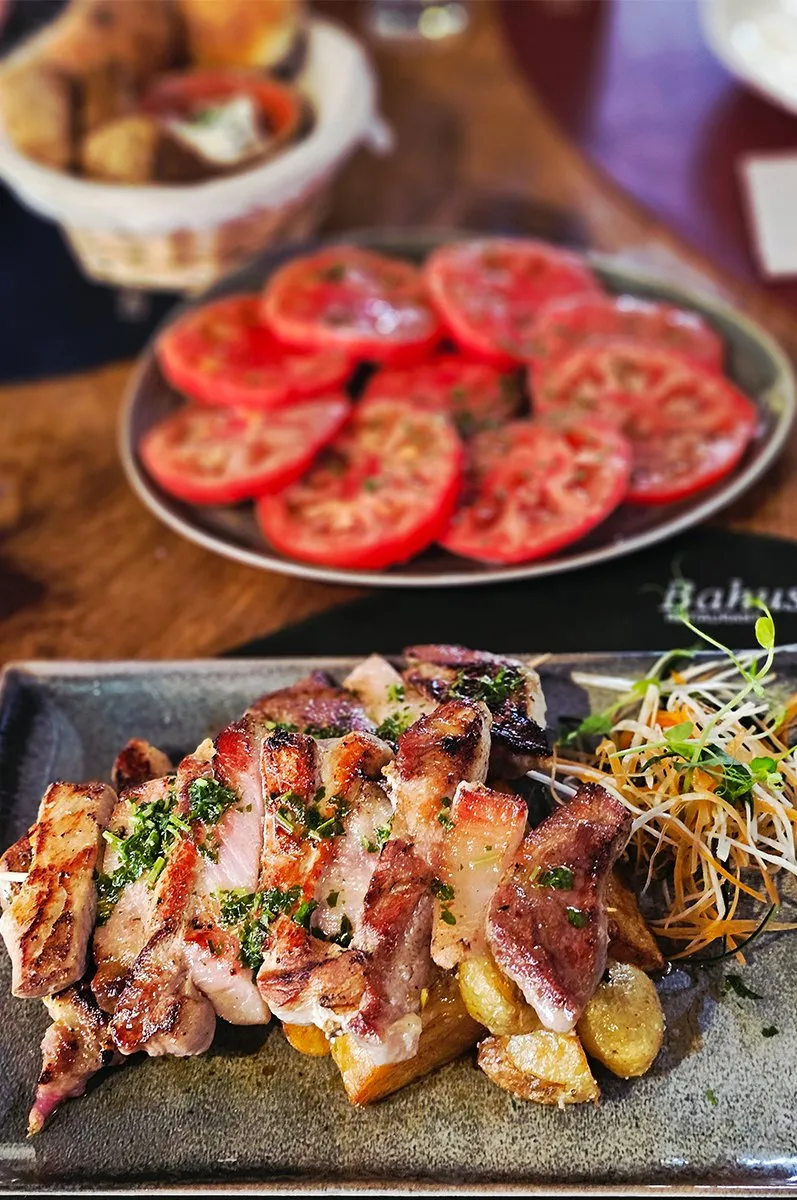 Jela na tanjirima Bahus restorana